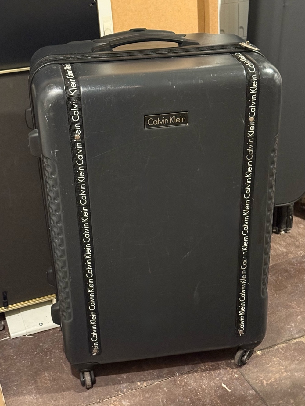 Calvin Klein XL Hardshell Spinner Checked Suitcase